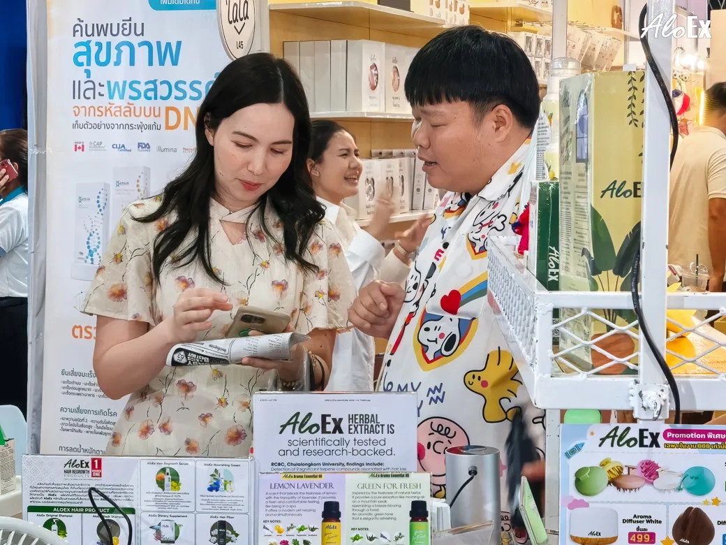 AloEx အဖွဲ့သည် Baby & Kids Best Buy အကြိမ် (၆၃) တွင် ဖောက်သည်များအား ဆံပင်ကျွတ်ခြင်းအကြောင်း အကြံပေးနေစဉ်