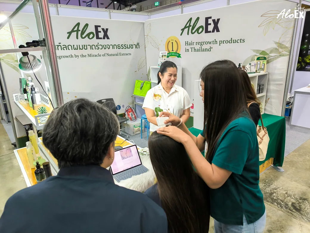 AloEx အဖွဲ့သည် B26 ပြခန်းတွင် လာရောက်သူအား ဆံသားပြုစုထုတ်ကုန်များ အကြံပြုနေစဉ်