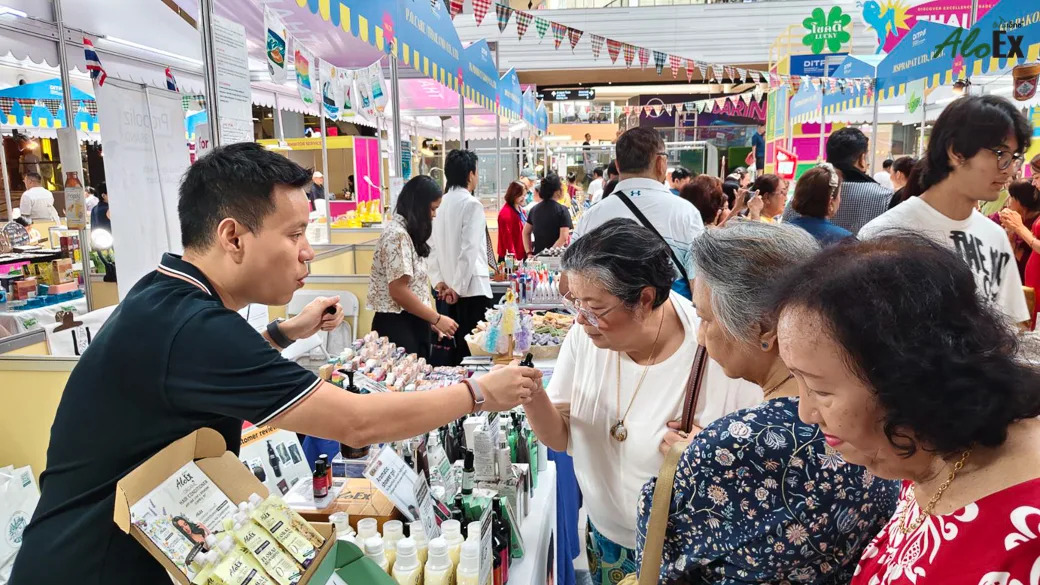 AloEx အဖွဲ့မှ ပြခန်းတွင် ဖိလစ်ပိုင် လာရောက်သူများအား ကုန်ပစ္စည်းအစစ် စမ်းသပ်ခွင့်ပေးနေစဉ်