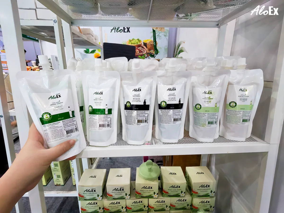 ผลิตภัณฑ์แชมพู AloEx สูตรถุงเติมที่จัดแสดงและให้ทดลองสัมผัสที่บูธ E6